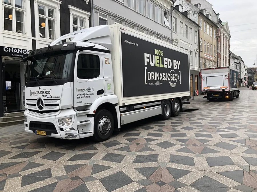 Camion electric de marfă în trafic