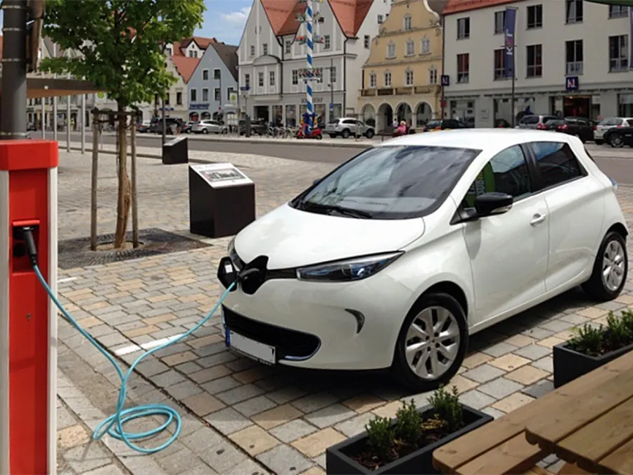 Mașină electrică la încărcat